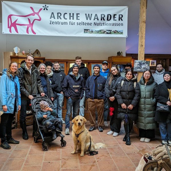 eine Gruppe Studierender im Tierpark Arche Warder