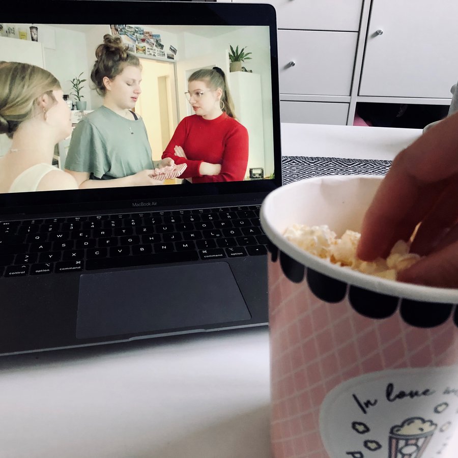 Foto: Worobic Laptop, Becher Popcorn und Hand