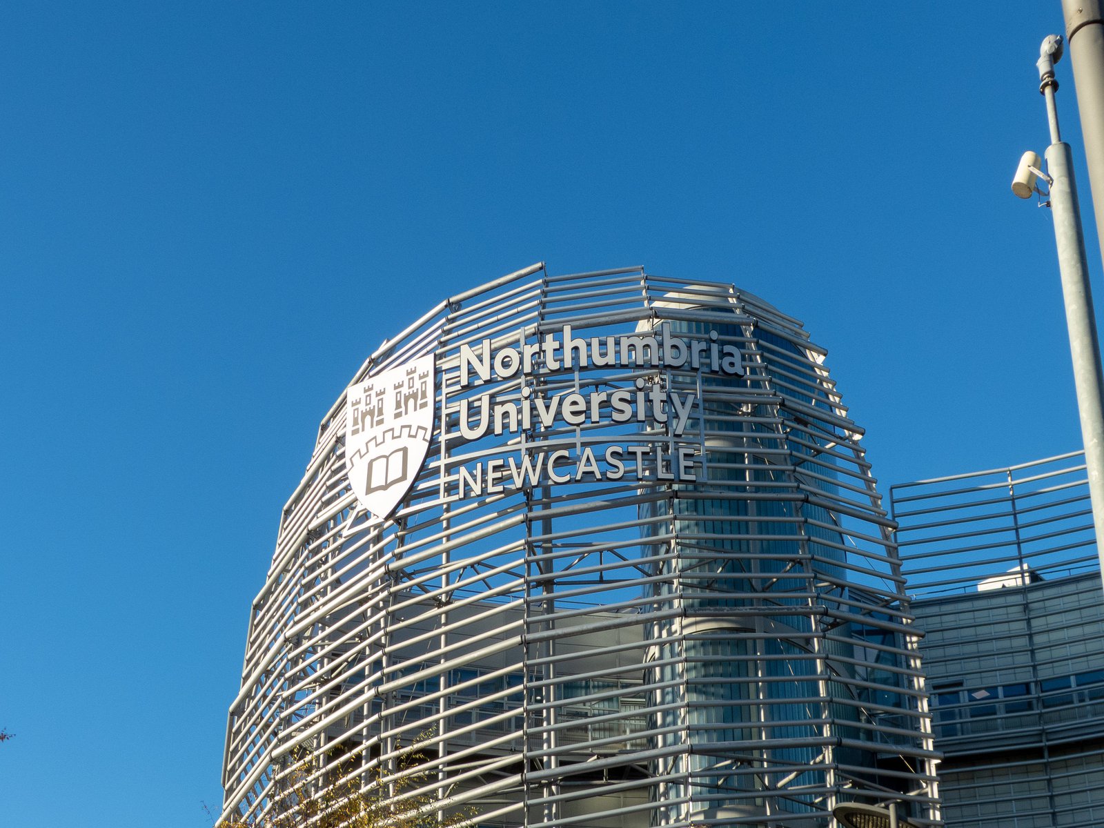 Ein Stahlgitter, das ein Gebäude umschliesst.