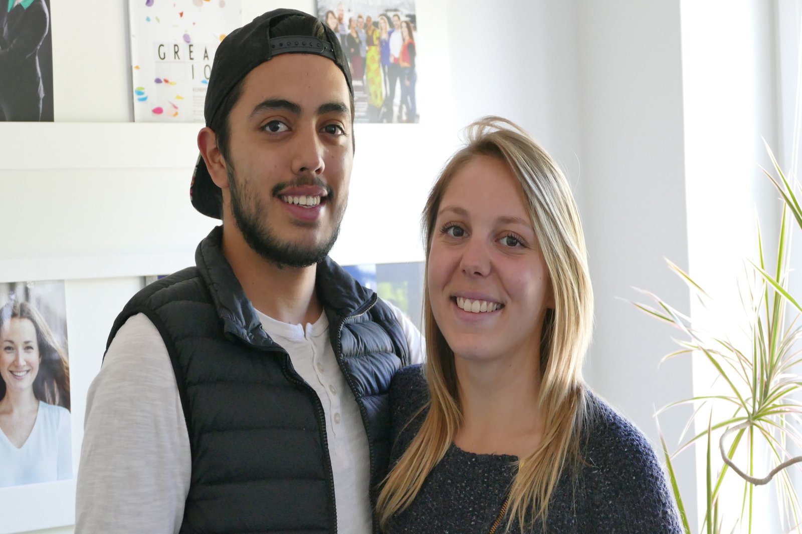 Ein Mann und eine Frau stehen dicht aneinander und lächeln in die Kamera.