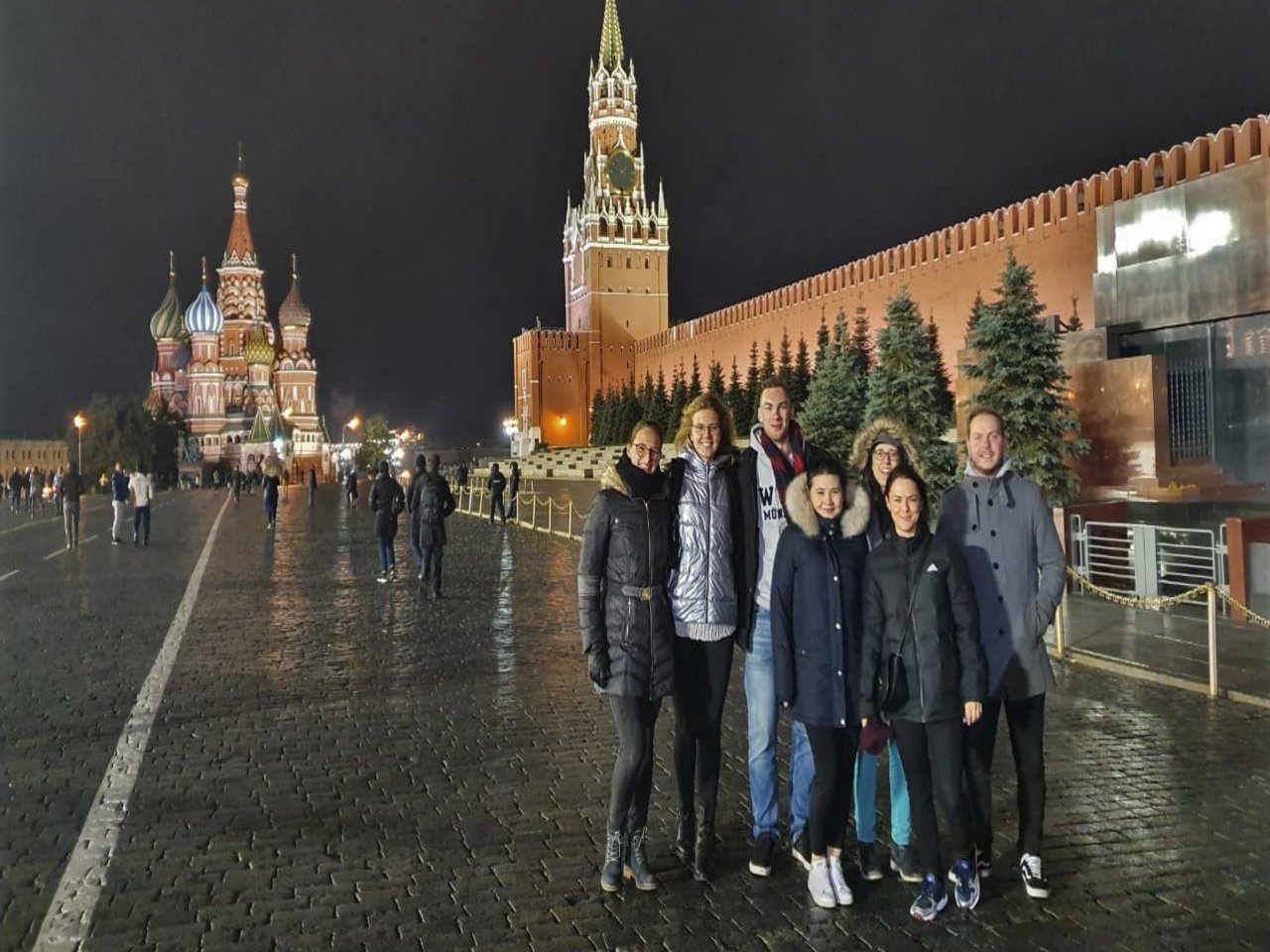 Eine Gruppe von Studierenden posiert auf einem Platz.