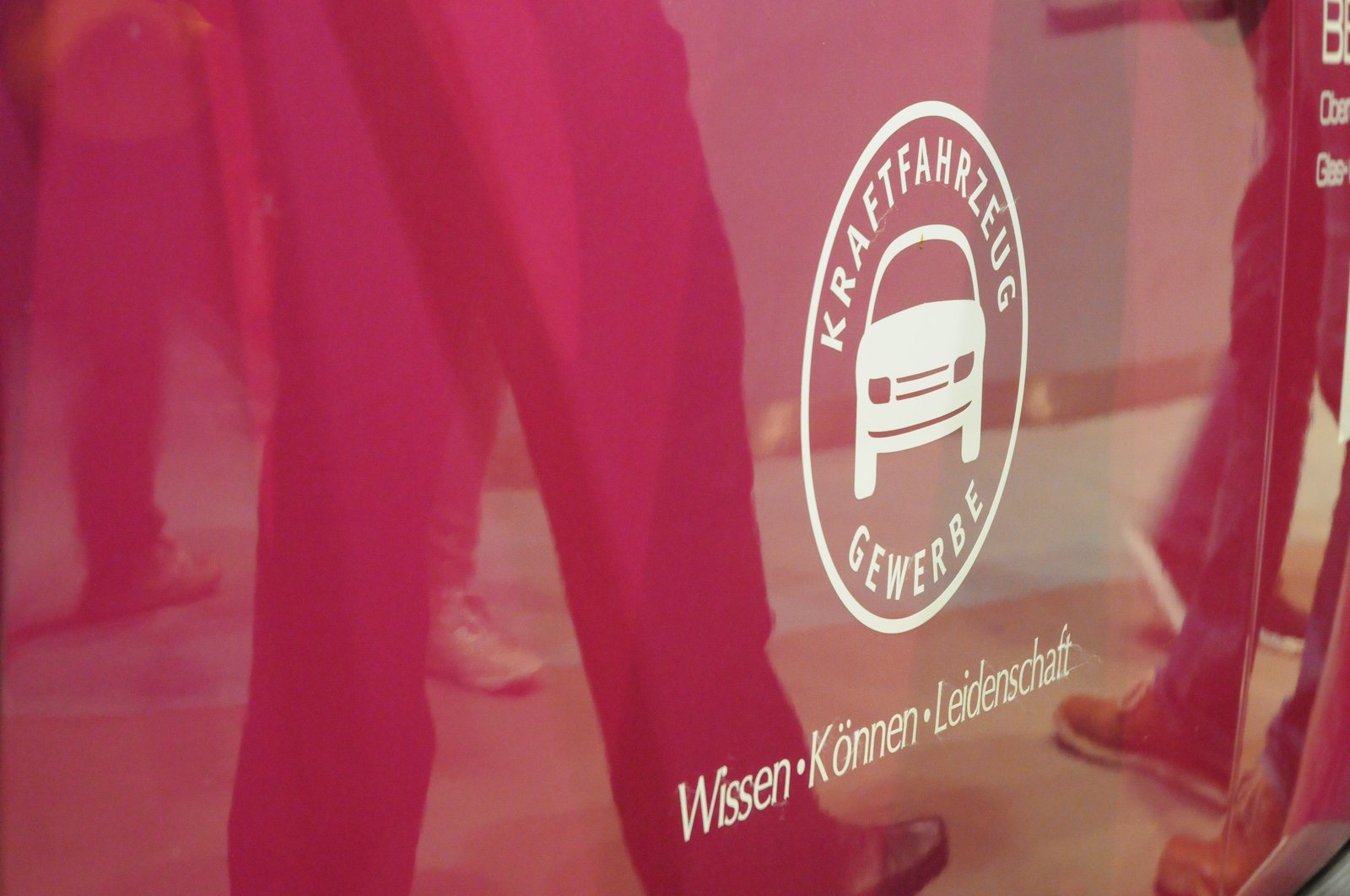 Mehrere sich auf einer Oberfläche spiegelnde Beine.