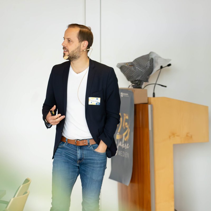 Prof. Florian Schatz spricht auf einem Event über die Auswirkungen von Web-Technologien.