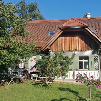 ein ländliches Bauernhaus in dem das Café Amtmann ist