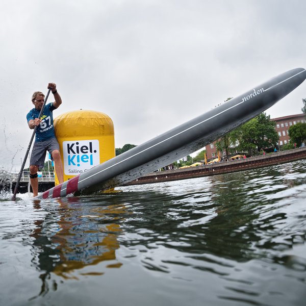 Schwedenkai im Abendlicht Mensch auf einem Surfboard