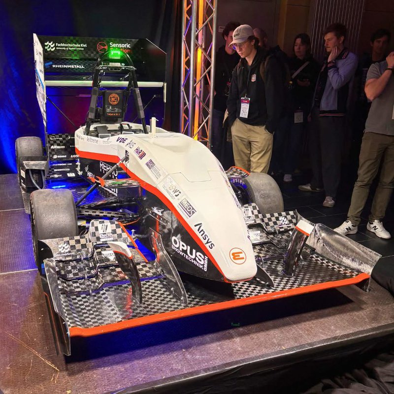Der Rennwagen des Formula Student Teams Raceyard bei der Präsentation im Audimax der FH Kiel am 25.4.2025.