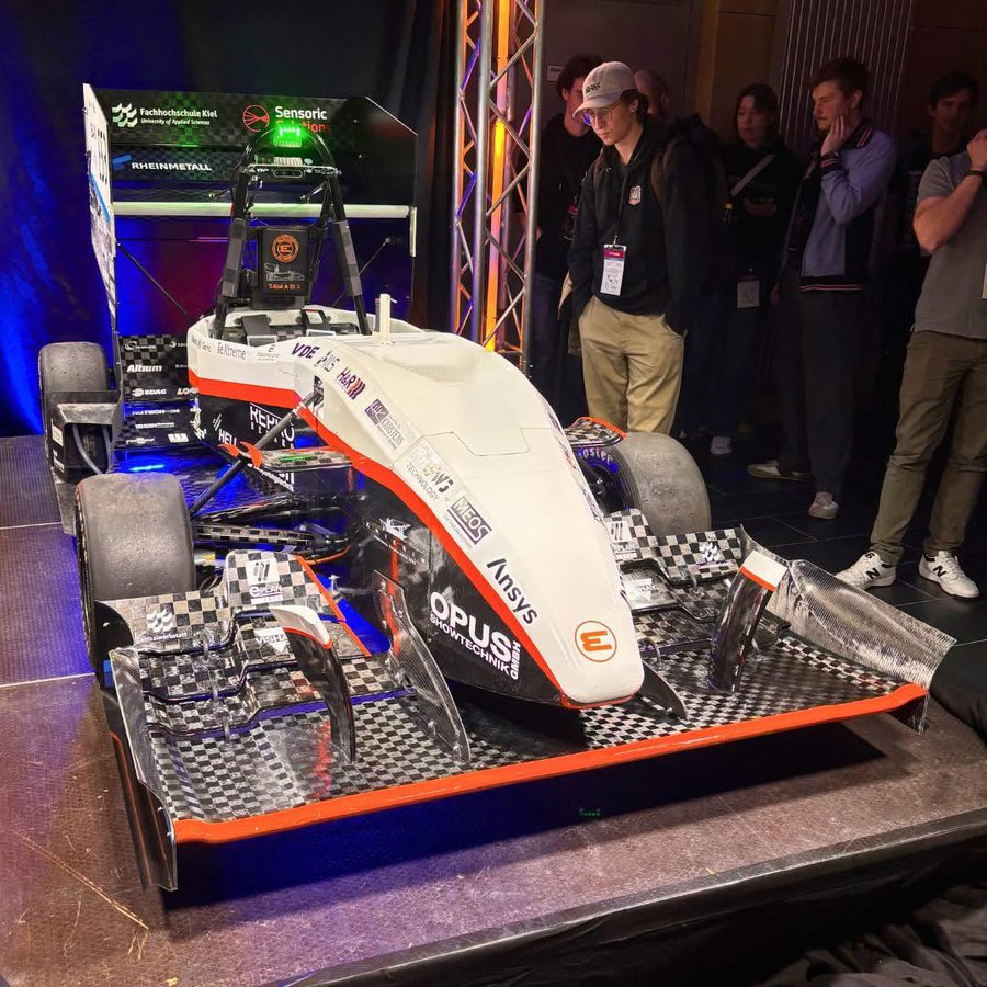 Der Rennwagen des Formula Student Teams Raceyard bei der Präsentation im Audimax der FH Kiel am 25.4.2025.