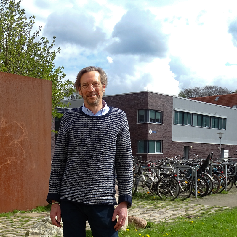 Prof. Dr. Jens Langholz von der FH Kiel am Sokratesplatz vor dem Audimax