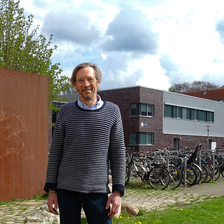 Prof. Dr. Jens Langholz von der FH Kiel am Sokratesplatz vor dem Audimax