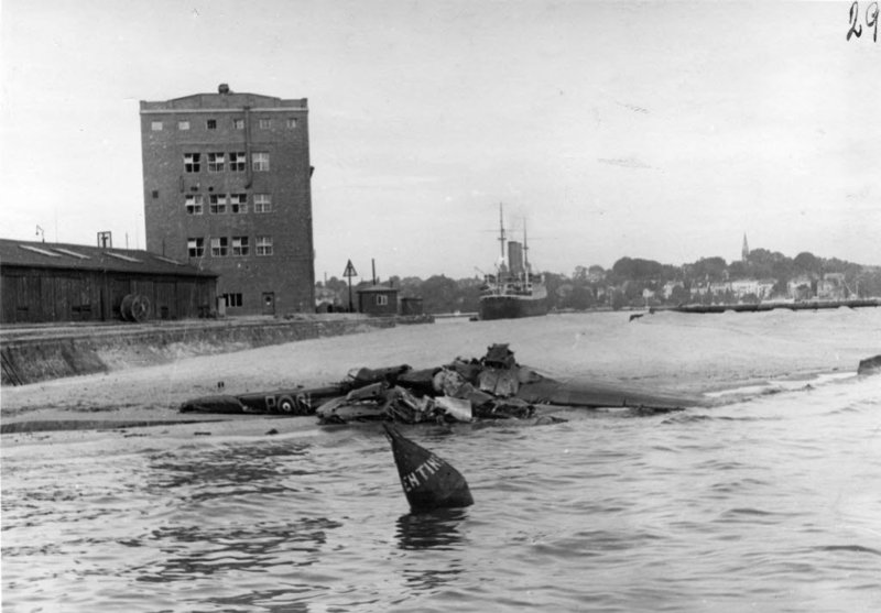 Die Schwentinemündung nach einem Luftangriff 1940.