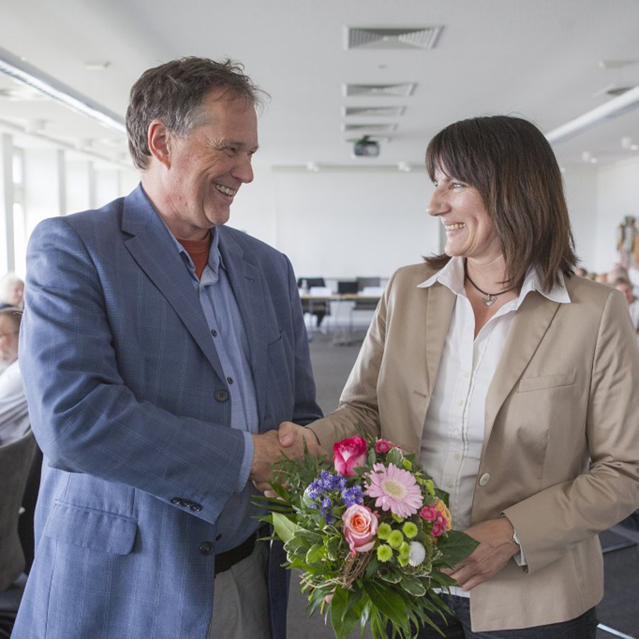 FH-Präsident Prof. Dr. Udo Beer gratuliert Prof. Dr. Marita Sperga