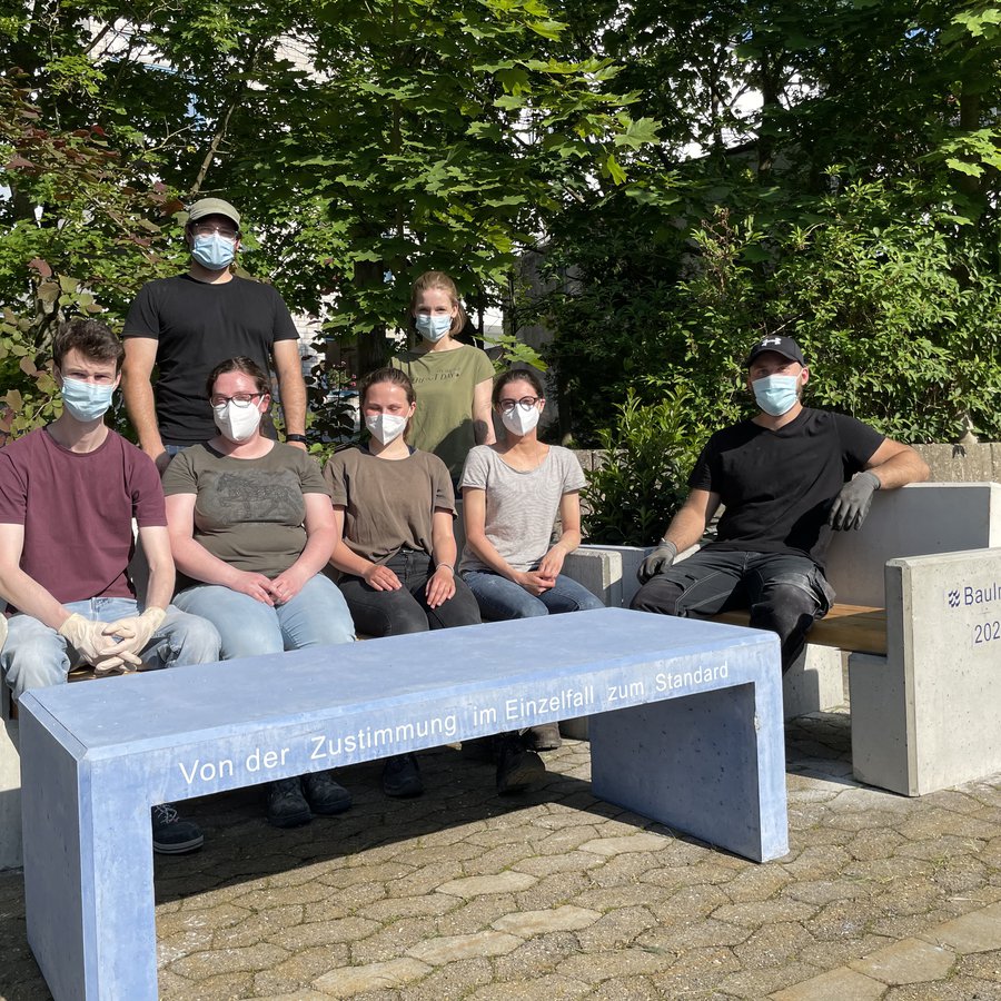 Foto: Reichling Studierende an der von ihnen gerade aufgebauten Sitzbank aus Beton.