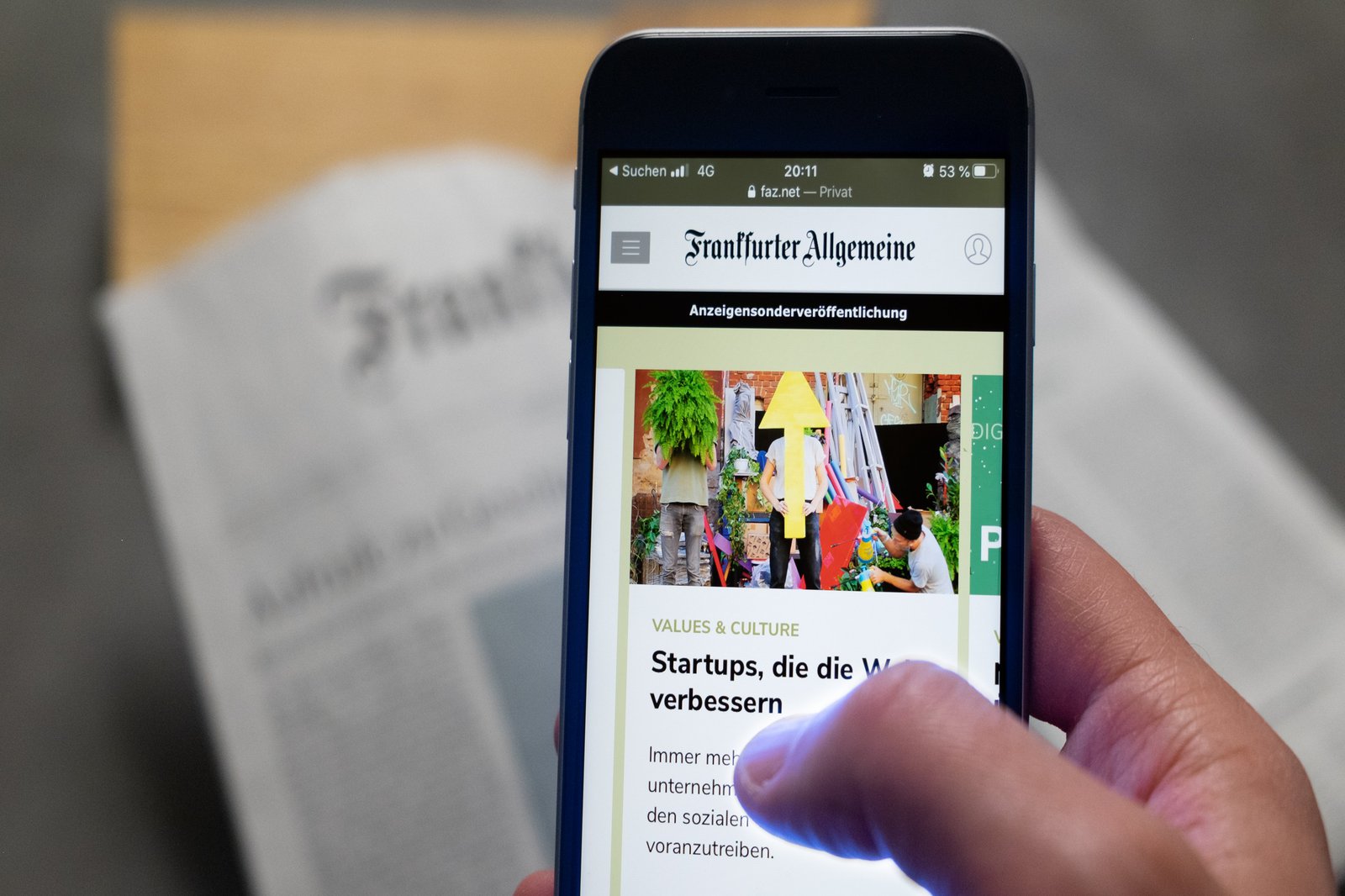 Hand mit Mobiltelefon