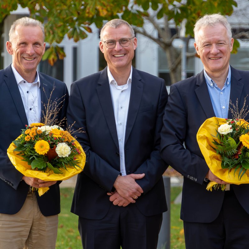 Ehrung an der HAW Kiel: Präsident Prof. Dr. Björn Christensen (Mitte) gratulierte Prof. Dr. Thomas Pawlik (rechts) zur Verleihung der Ehrenbürgerwürde und Björn Lehmann-Matthaei (links) zur Hochschulmedaille.