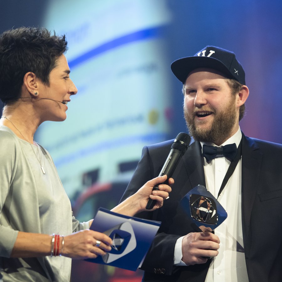Foto: Annette Etges Moderatorin Dunja Hayali links im Bild. Sie interviewt Max Bierhals, rechts im Bild.