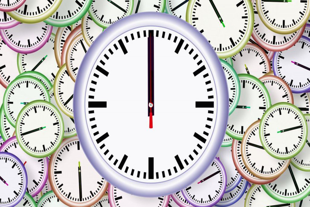 Die bunte Grafik zeigt eine Uhr, die auf ganz vielen kleineren Uhren liegt