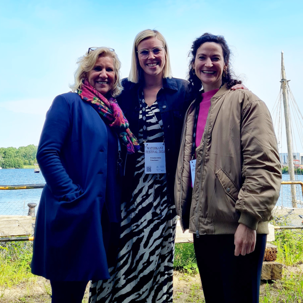 Drei Frauen vor der Kieler Förde