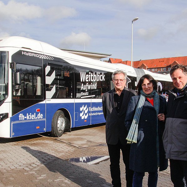 Menschen vor Bus