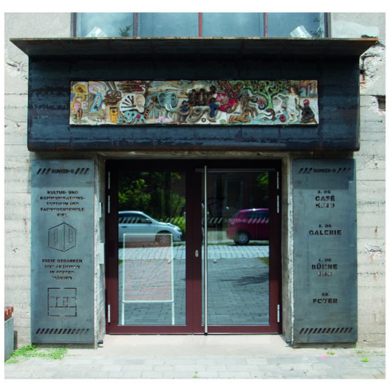 Collage: Skulpturen, Hauseingang,  Kunstwerk im Freien