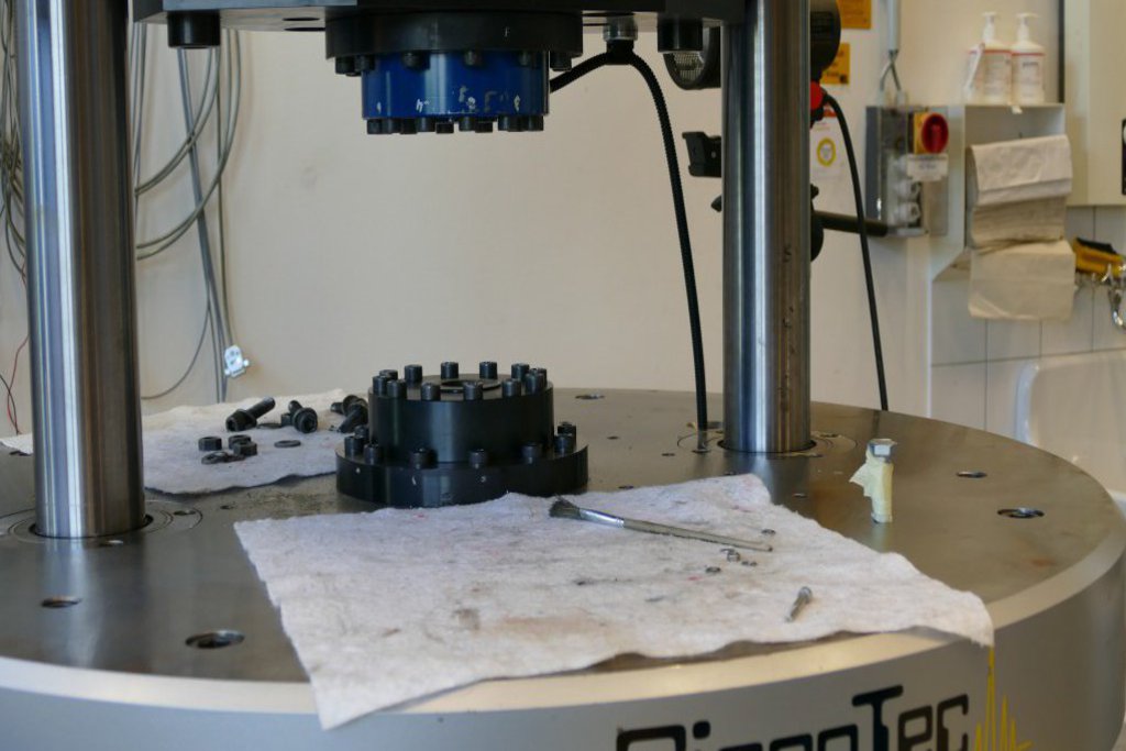 Eine große Runde Maschine, die aus einem Ober- und einem Unterteil besteht.