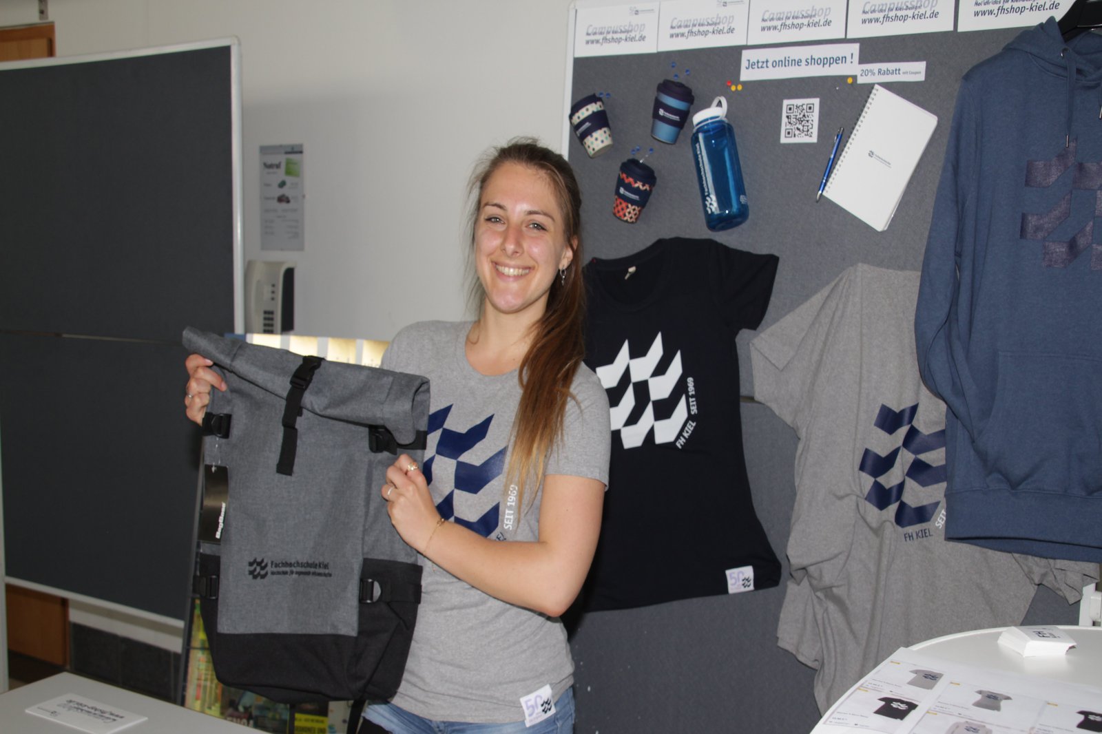 Zum Campusfest hat auch der neue Campusshop der Fachhochschule geöffnet: Bei Julia Königs waren die Artikel im FH-Design zu sehen, die es ab jetzt unter www.fhshop-kiel.de zu kaufen gibt. Foto: Ohm