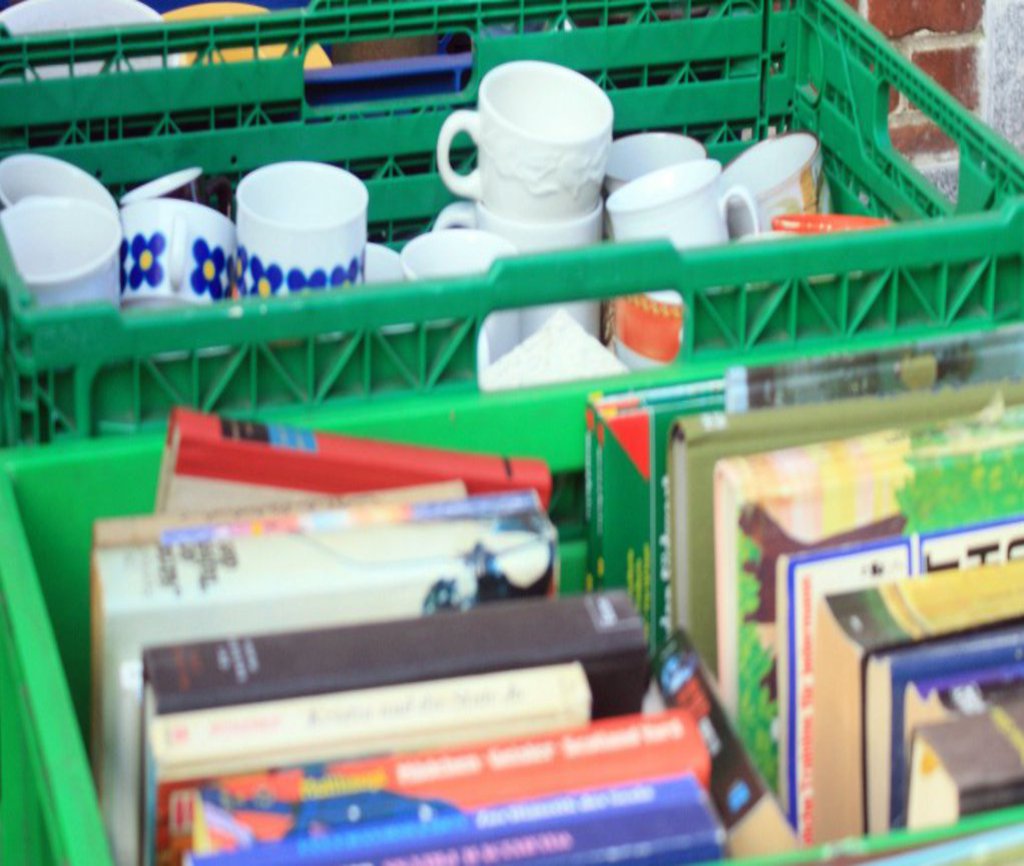 Gemüsekisten sind mit Büchern und anderem Trödel bestückt.