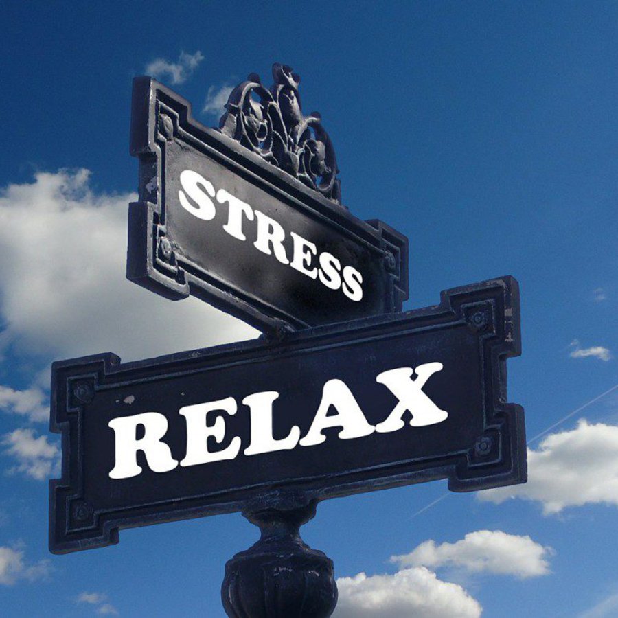 Strassenschilder mit den Aufschriften "Stress" und "Relax".