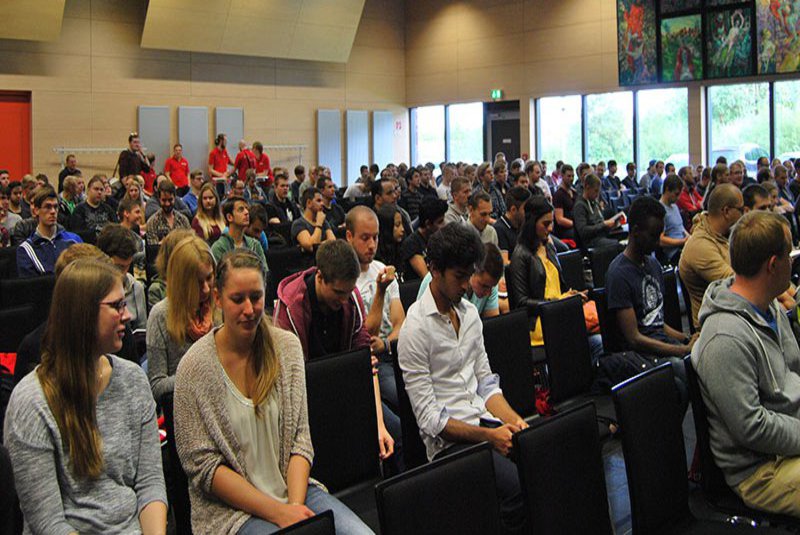 Ein sehr gut besuchter Hörsaal, mit vielen motivierten Studierenden.