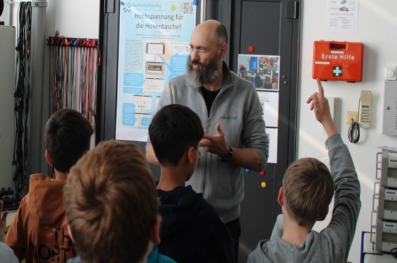 Eine Gruppe besucht das Blitzlabor von Prof. Schmidt-Rethmeyer. Eine Gruppe besucht das Blitzlabor von Prof. Schmidt-Rethmeyer.