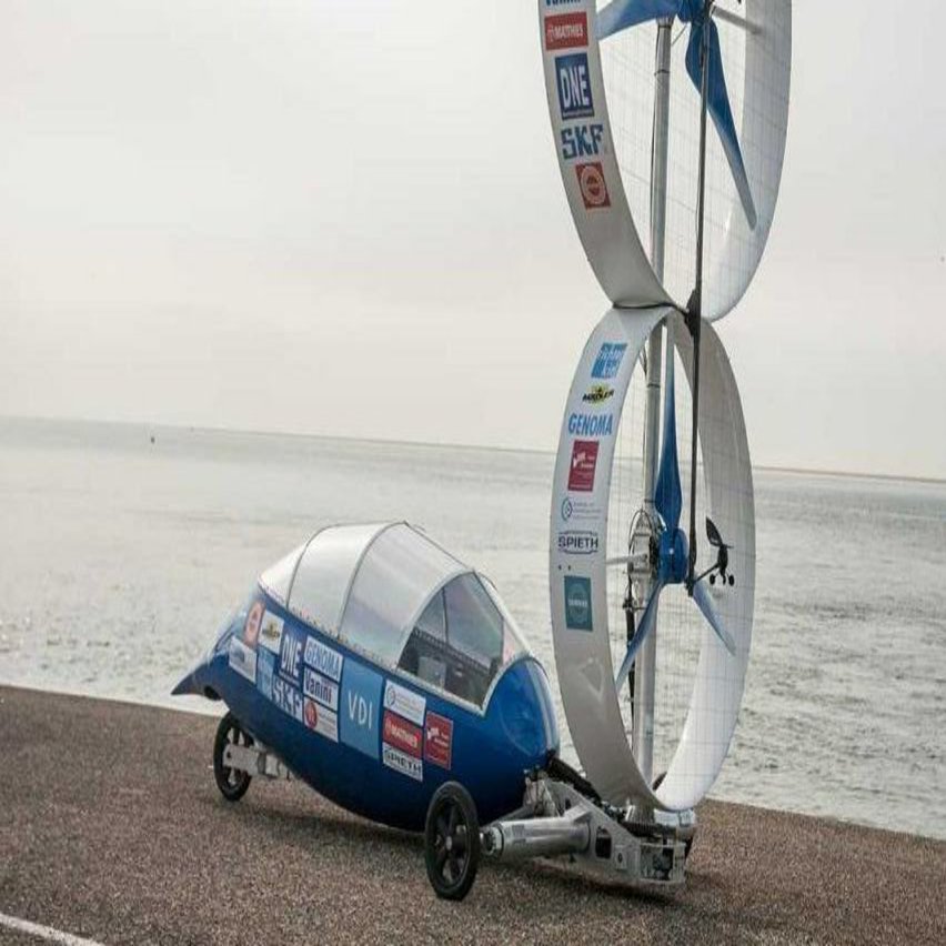 Das abgebildete Fahrzeug besteht aus einer schmalen Fahrerkabine, am vorderen Teil des Fahzeugs sind zwei große übereinander stehende Propellerräder angebracht.