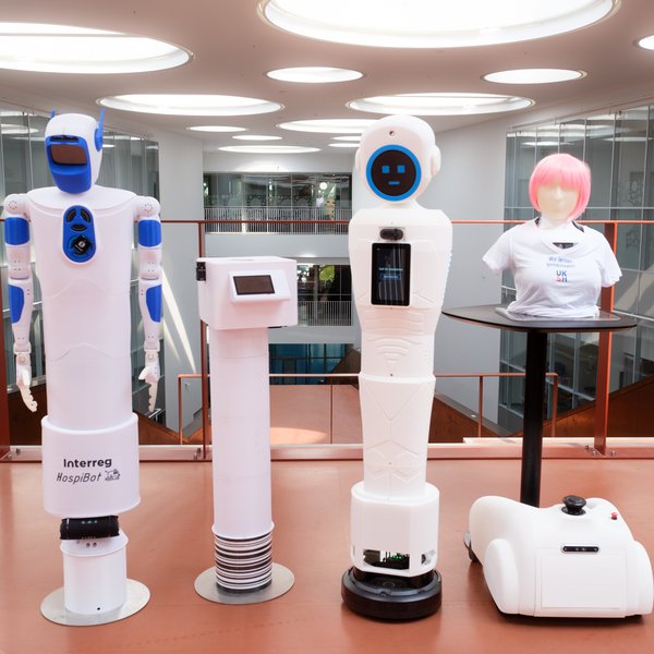 Vier unterschiedliche Roboter stehen nebeneinander