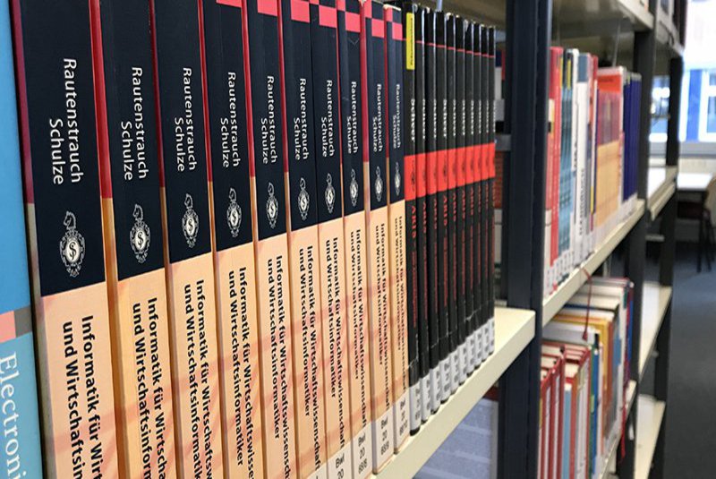 Ein Bücherregal aus der Abteilung Informatik.