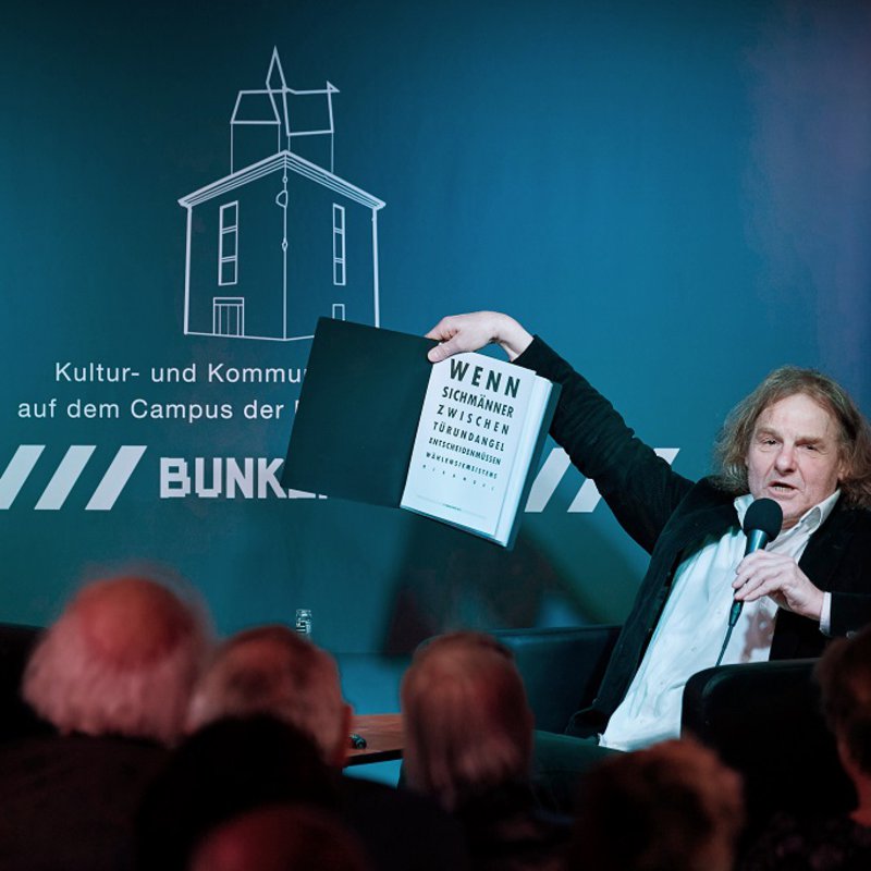 Gerald Grote mit einer Sehtesttafeln