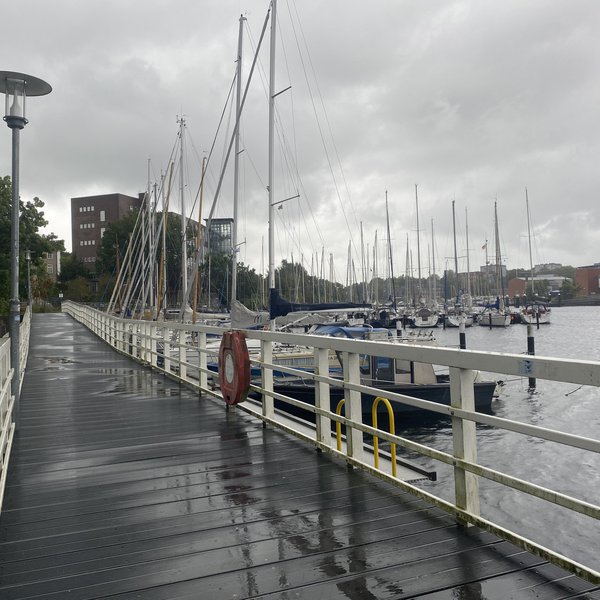Foto: Kuhn Weg am Wasser an der Mensa der FH Kiel mit Ausblick auf Segelsboote und das GEOMAR
