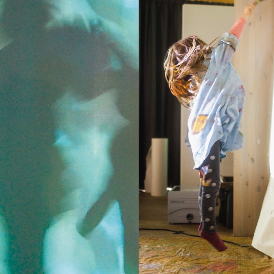 ein Kind springt vor einer Leinwand in die Luft 