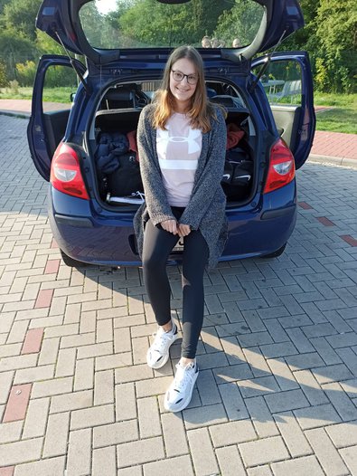 Bild von Jana auf dem Kofferaum sitzend bei der Anreise, Fotos von den ersten Eindrücken in Graz bei der Murinsel und eine Brücke, die beide Ufer in Graz verbindet