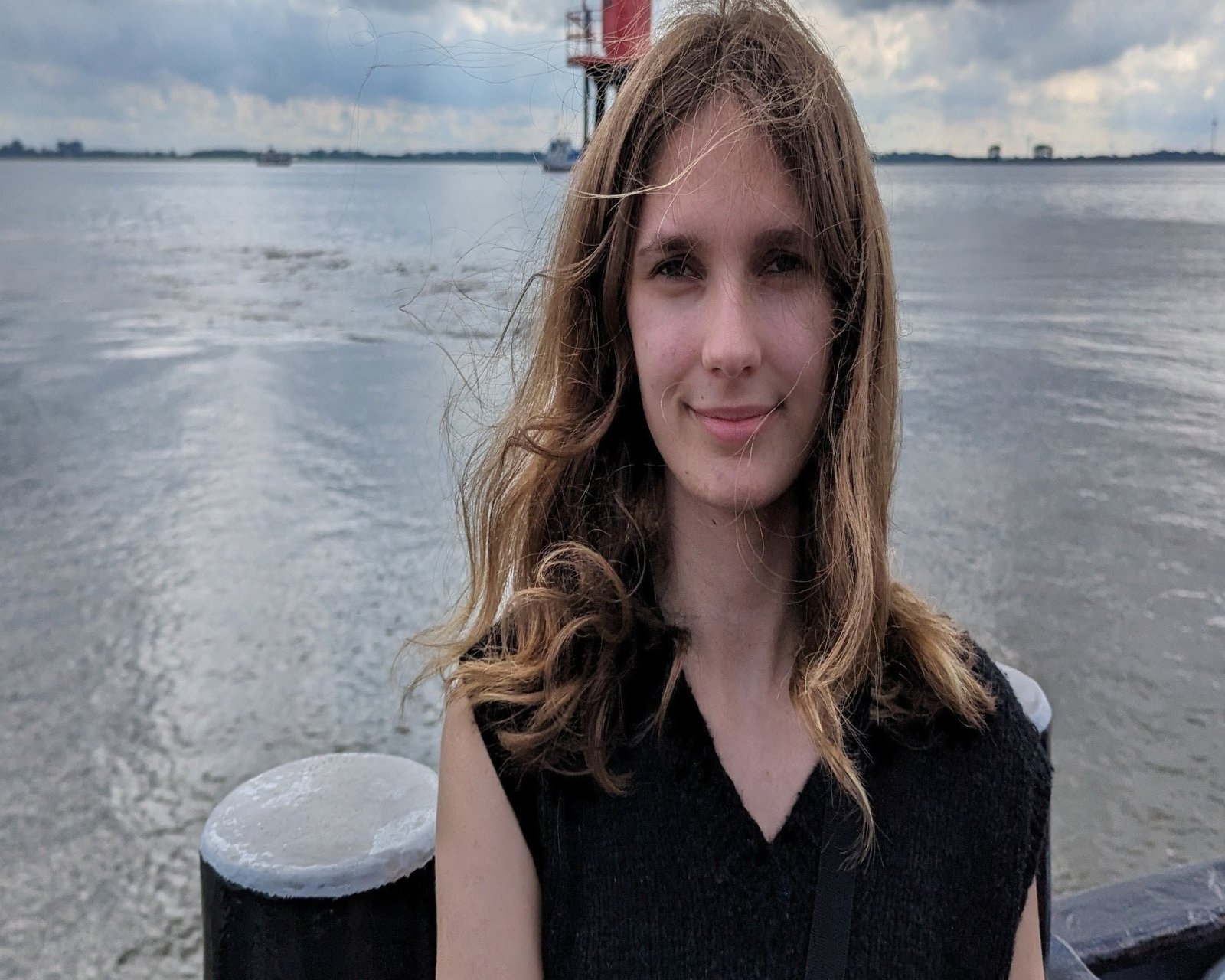 eine junge Frau am Wasser