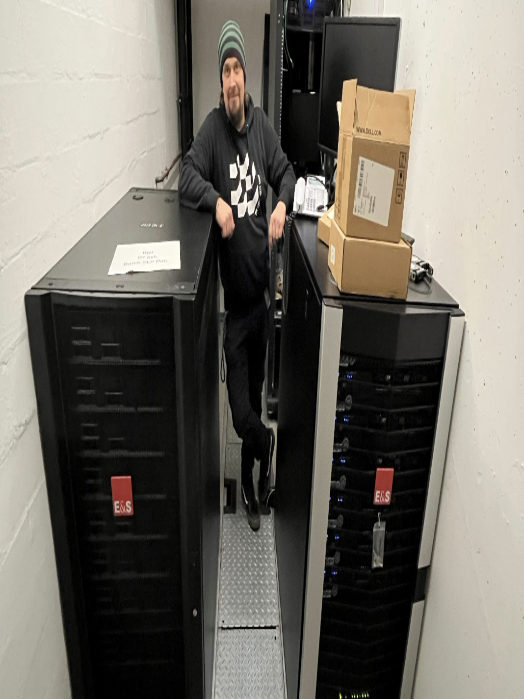 Mann zwischen großen Kästen