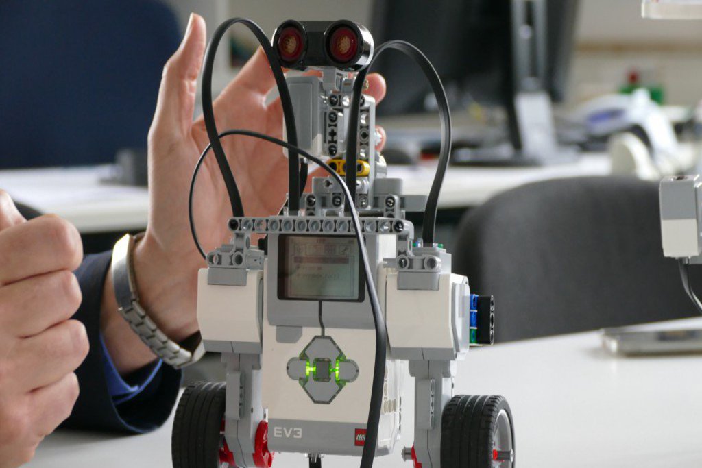 Die Nahaufnahme eines Lego-Roboters.