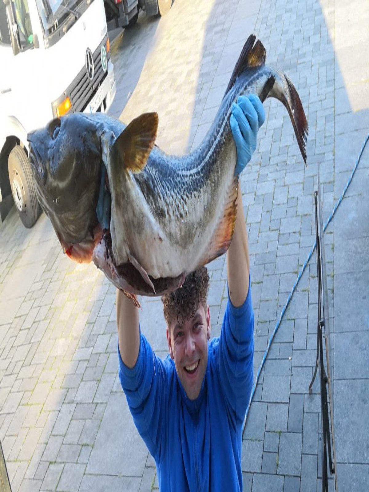 Ein großer Fang: Pia und ihre Kollege Finn (hier im Bild) haben es auch mit groß gewachsenen Dorschen zu tun. Foto: privat 