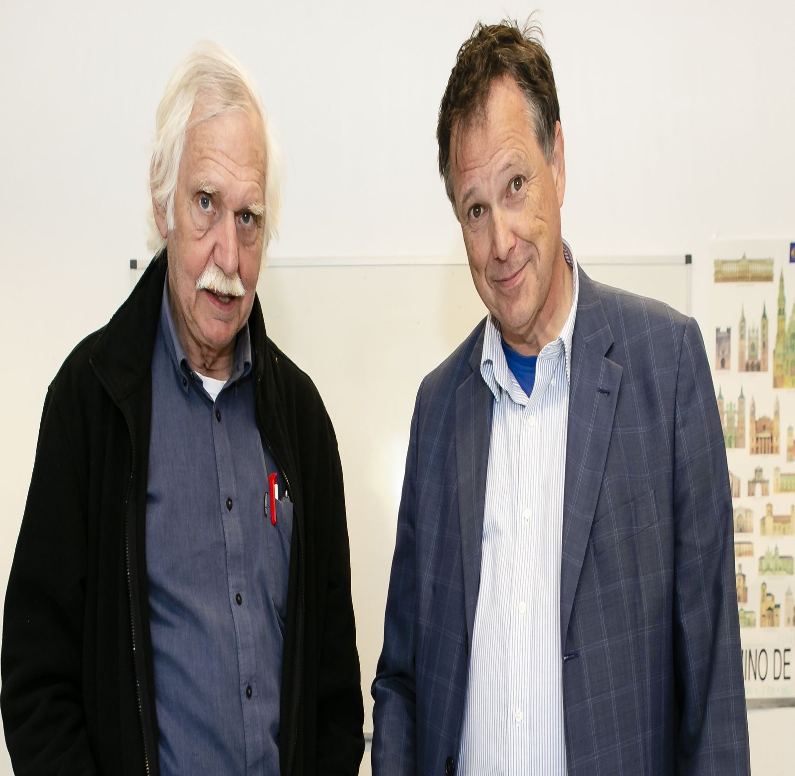 Eine Torte zum Fest durfte natürlich nicht fehlen: Prof. Dr. Udo Beer (r.) und Prof. Dr. Jürgen Spieckhoff schnitten sie im Alumni-Café an. Foto: Molter