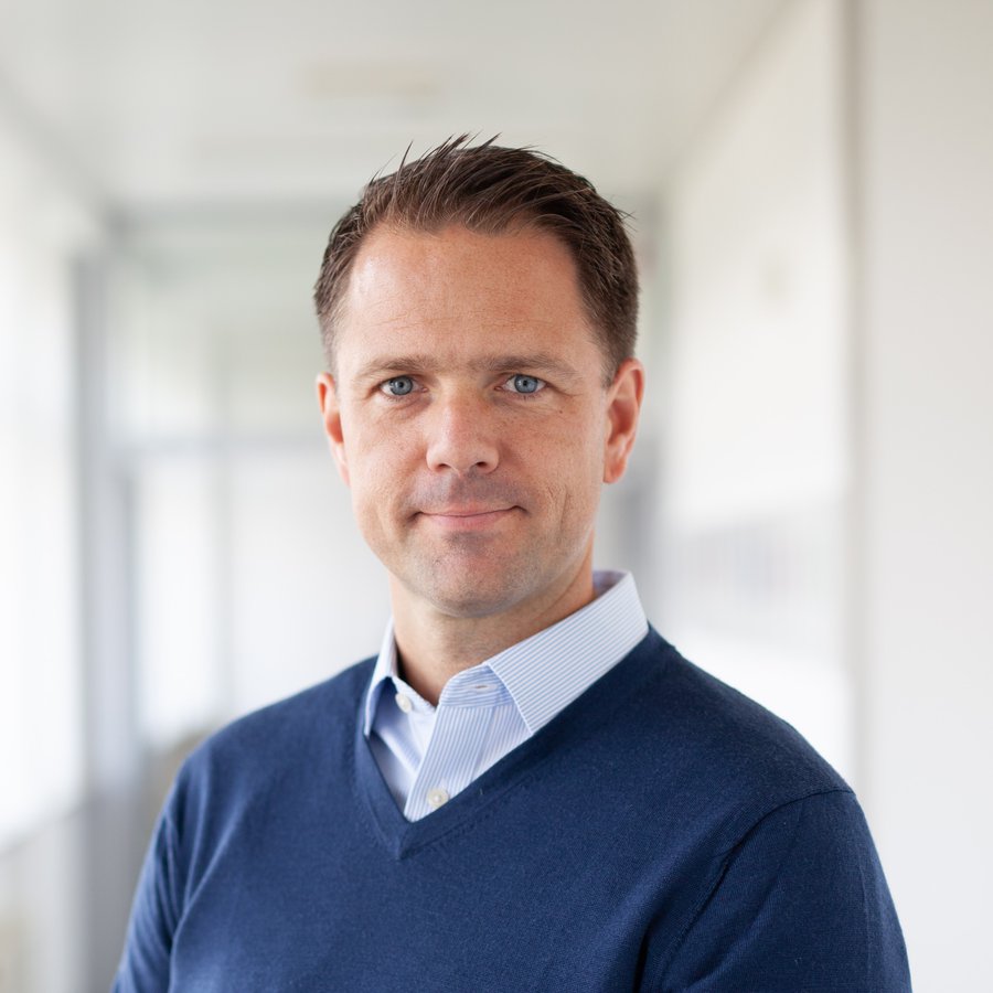 Portrait von Prof. Harm Bandholz auf dem Campus an der HAW Kiel.