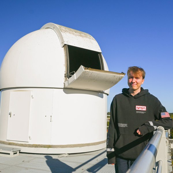 Noah Lüdersen absolviert seit dem Wintersemester 2024 ein Freiwilliges Soziales Jahr (FSJ) am Mediendom der FH Kiel.