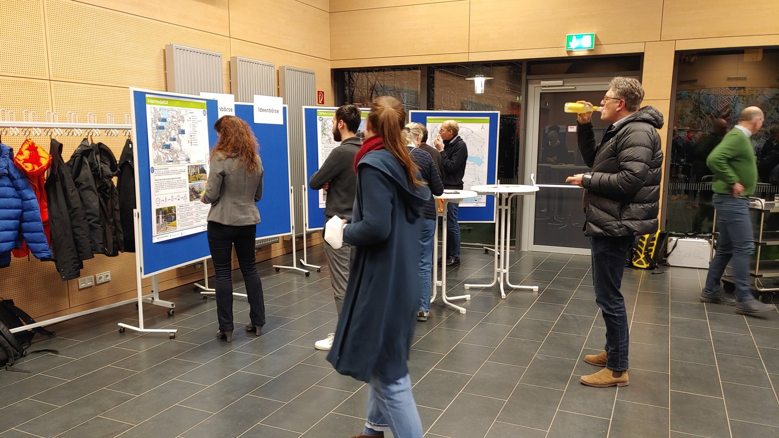 Menschen stehen vor Infotafeln.