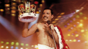 Freddie Mercury hat eine Krone in der Hand