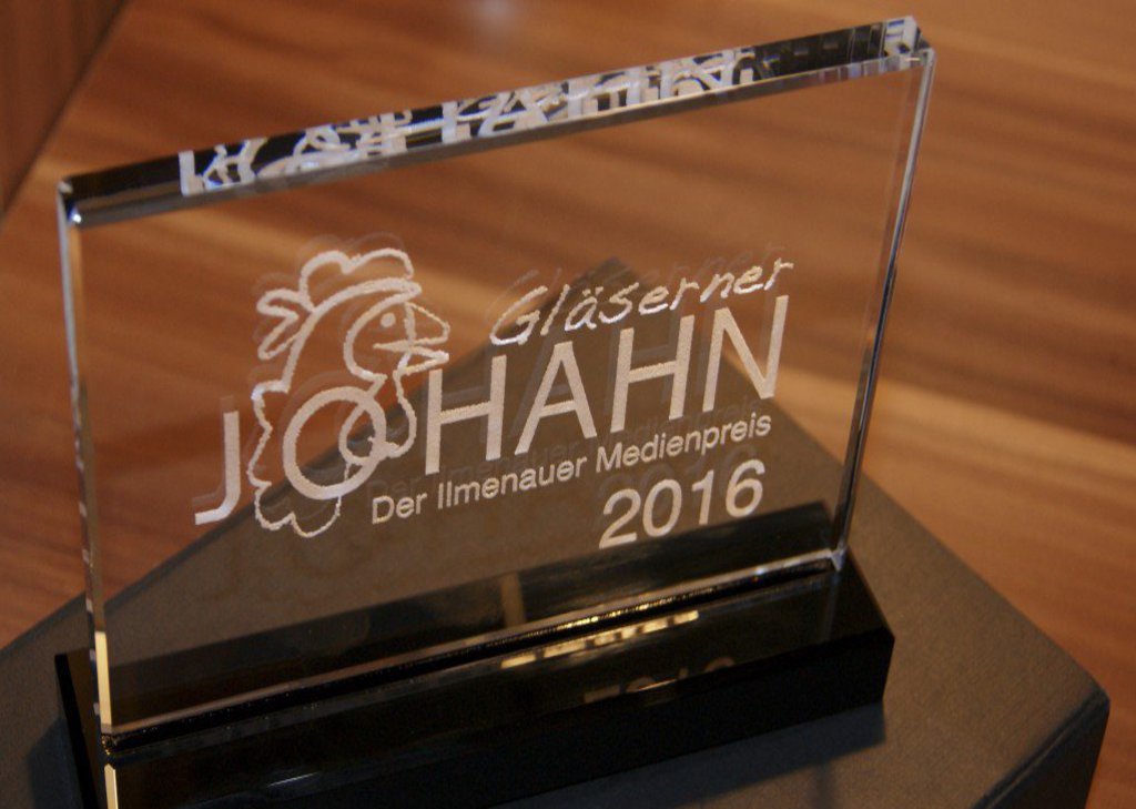 Ein "Gläserner Johahn", der Ilmenauer Medien Preis aus dem Jahr 2016.