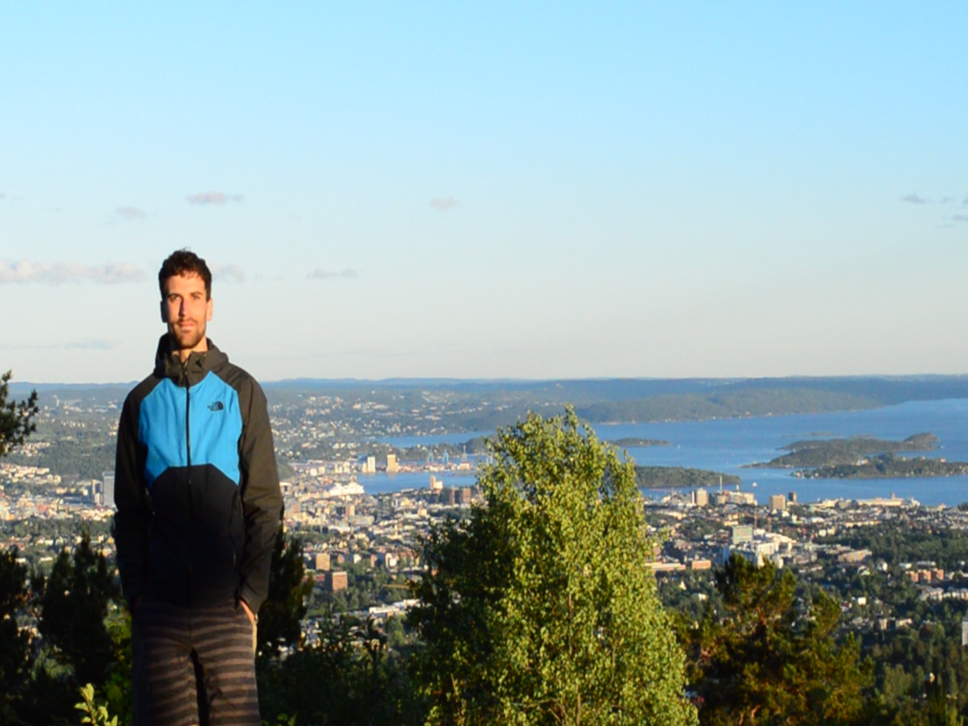ein Mann auf einer Anhöhe, dahinter der Blick ins Tal