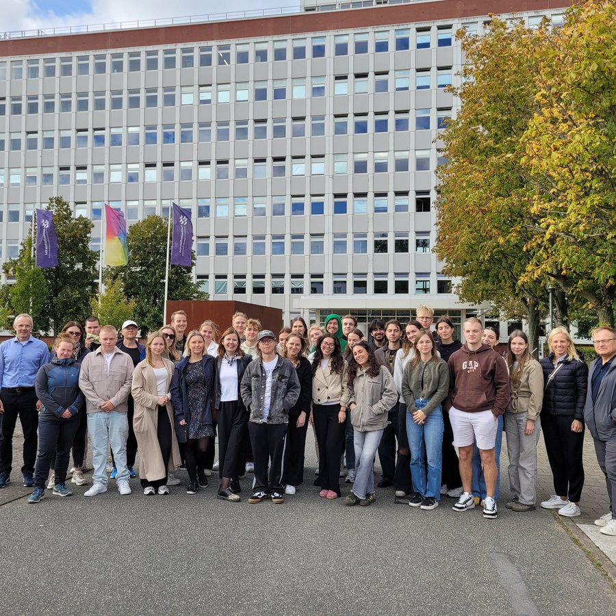 eine Gruppe Studierender vor Gebäude C3 der FH Kiel am Sokratesplatz