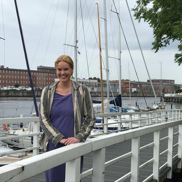 eine Studentin steht am Steg vor der Schwentine Mensa