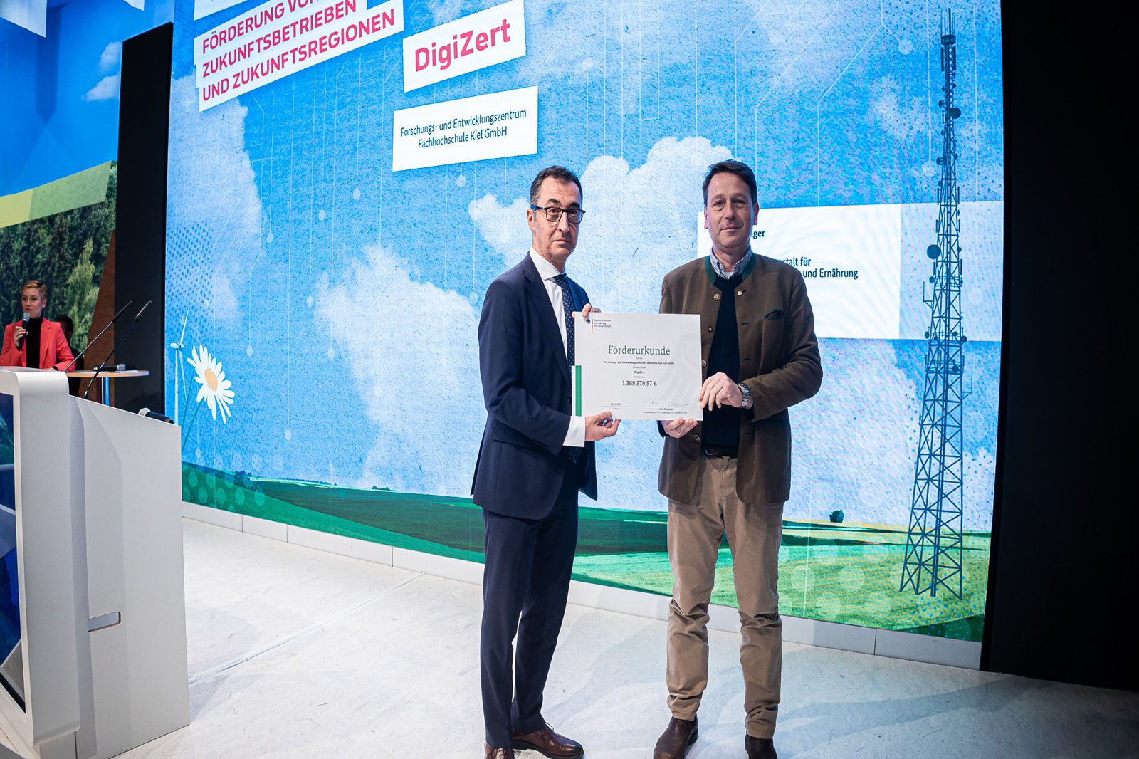 Bundeslandwirtschaftsminister Cem Özdemir (links) überreicht Prof. Yves Reckleben einen Förderbescheid.